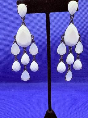 Vintage Retro White Faceted Chandelier Earrings Opalescent Acrylic Gunmetal 3.5”